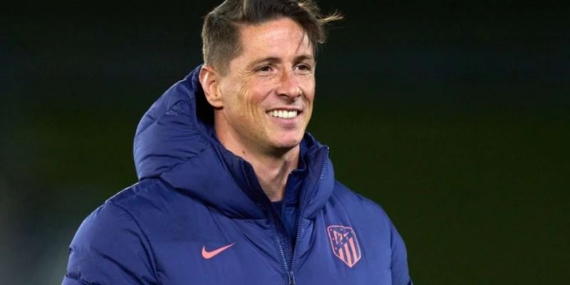Fernando Torres trong vai trò huấn luyện viên với ngoại hình mới