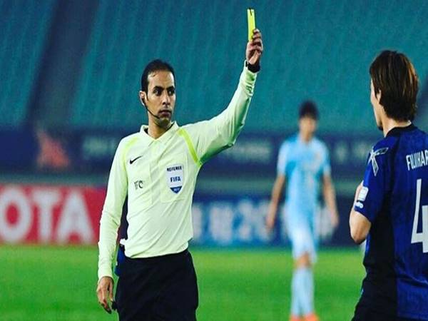 Trọng tài bóng đá là gì và vai trò trên sân cỏ